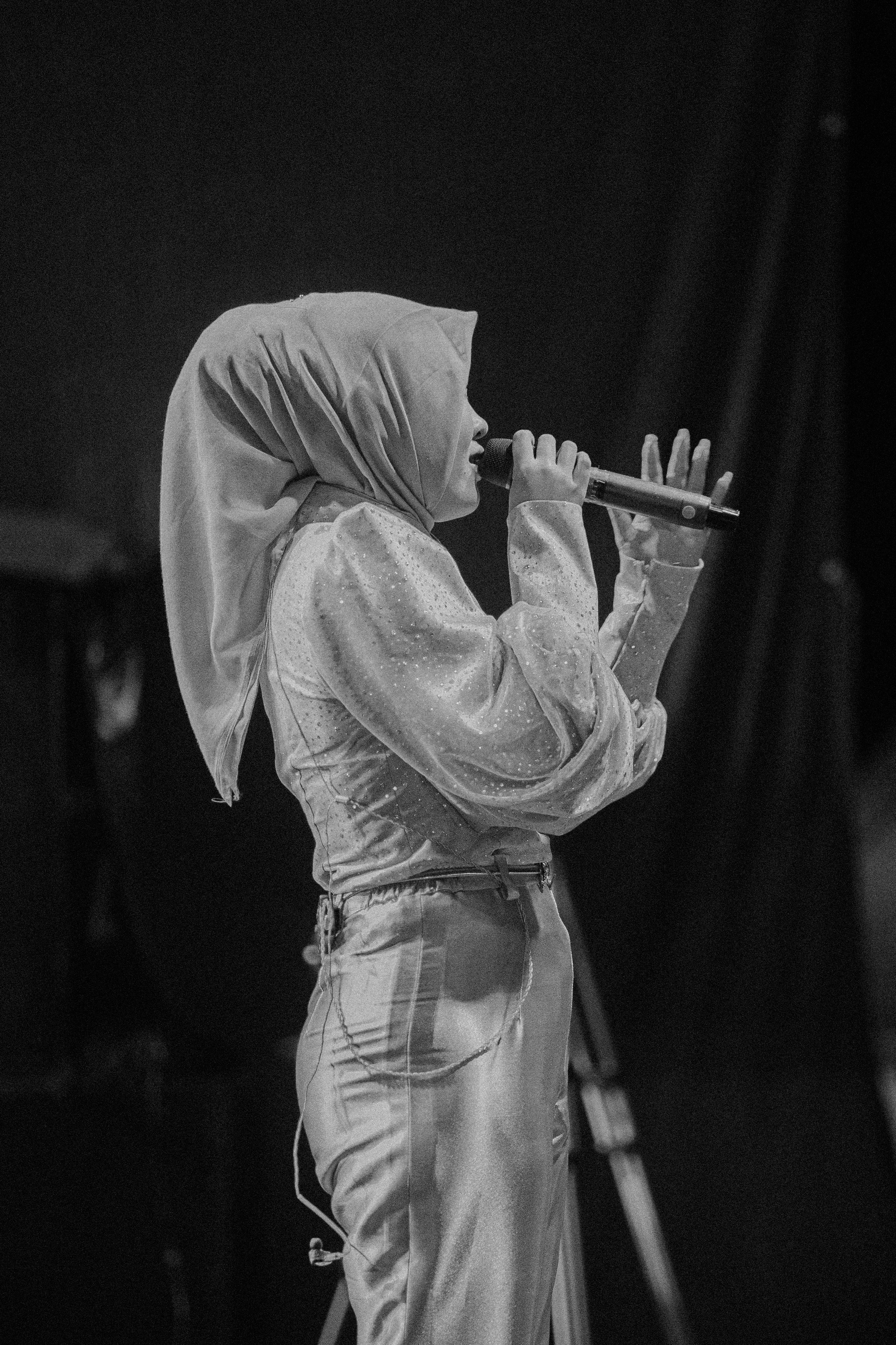 Vokalis perempuan berhijab di panggung Arena Berpesta