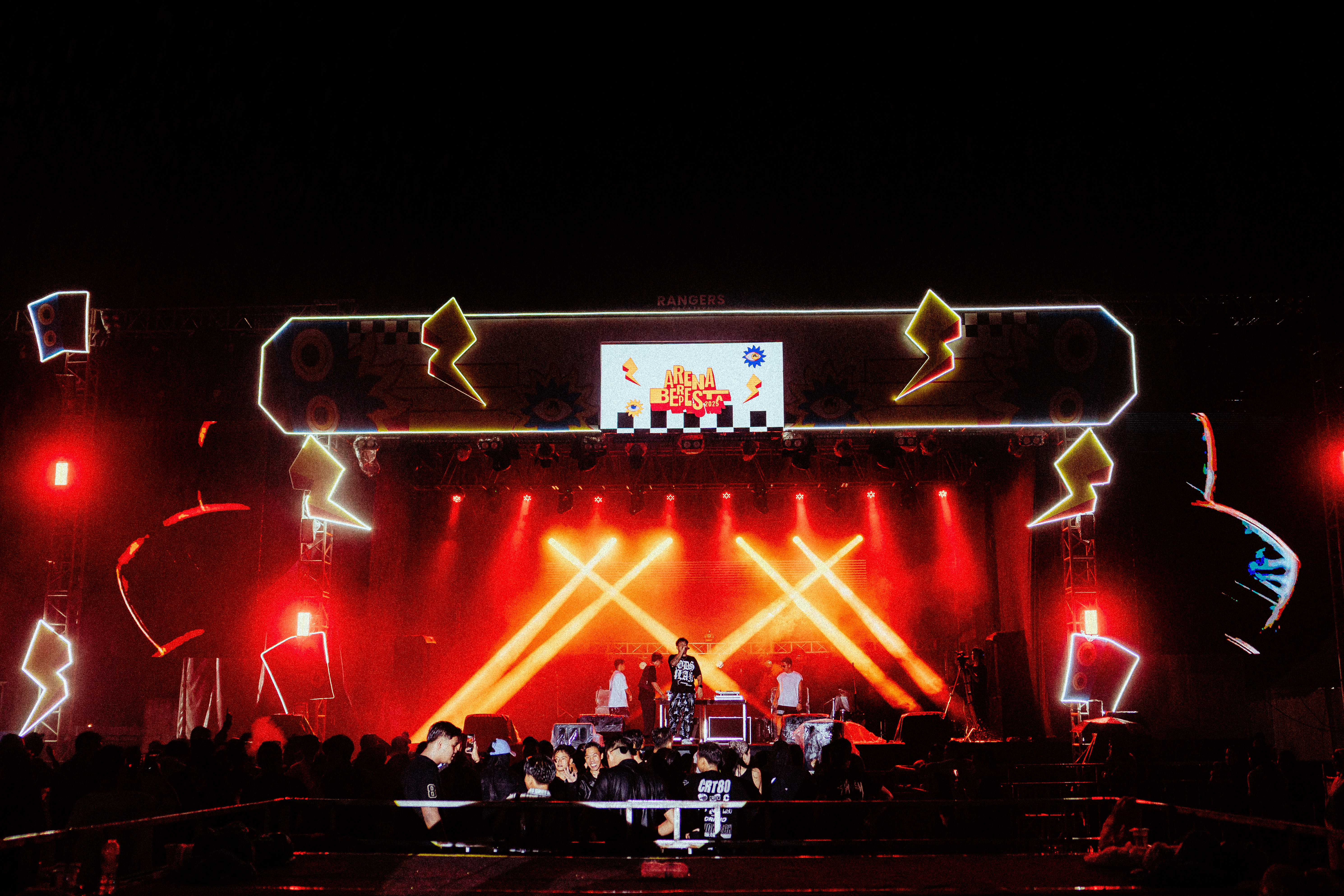 Wide shot panggung Arena Berpesta dengan crowd